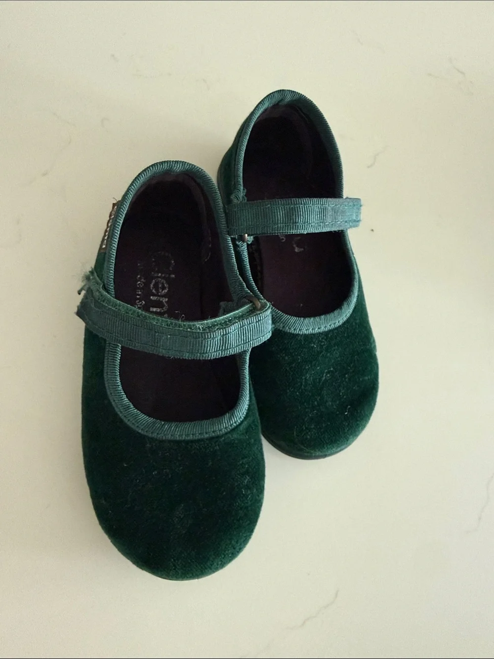 Cienta Green Velvet Mary Jane Shoes